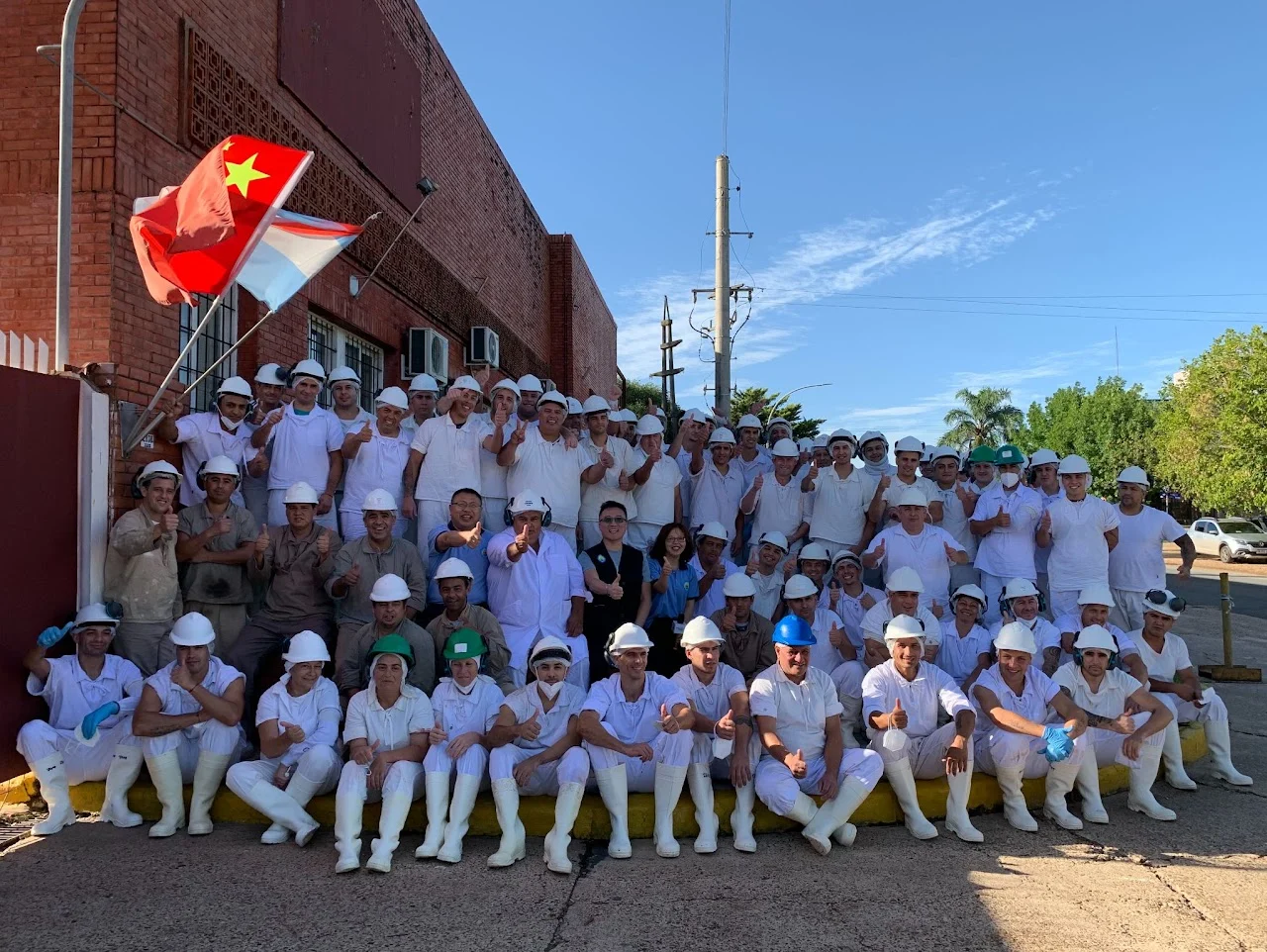 Nuestro equipo frente a la planta de San José